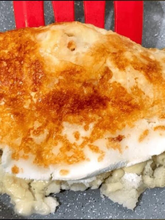 Com uma crosta dourada de queijo e recheio cremoso, é perfeita para o café da...