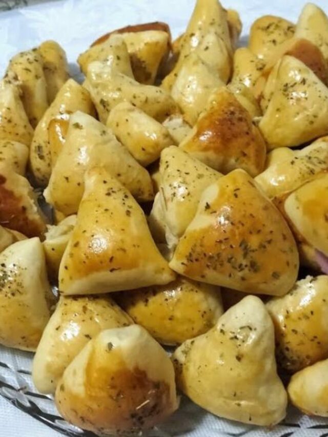 Prepare mini esfihas de frango para encantar sua família e amigos! Aprenda uma receita fácil...