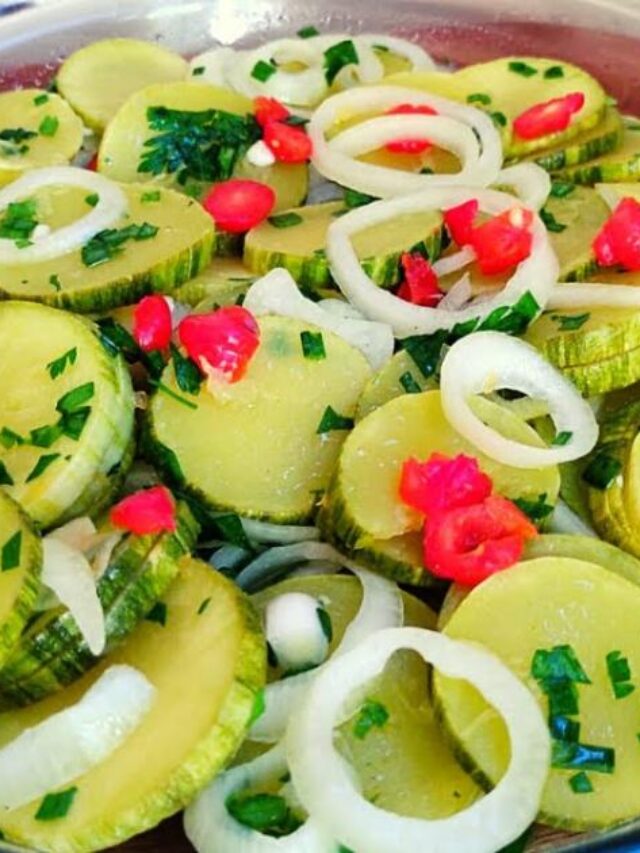 A salada de abobrinha cozida é uma opção leve e deliciosa para qualquer refeição....