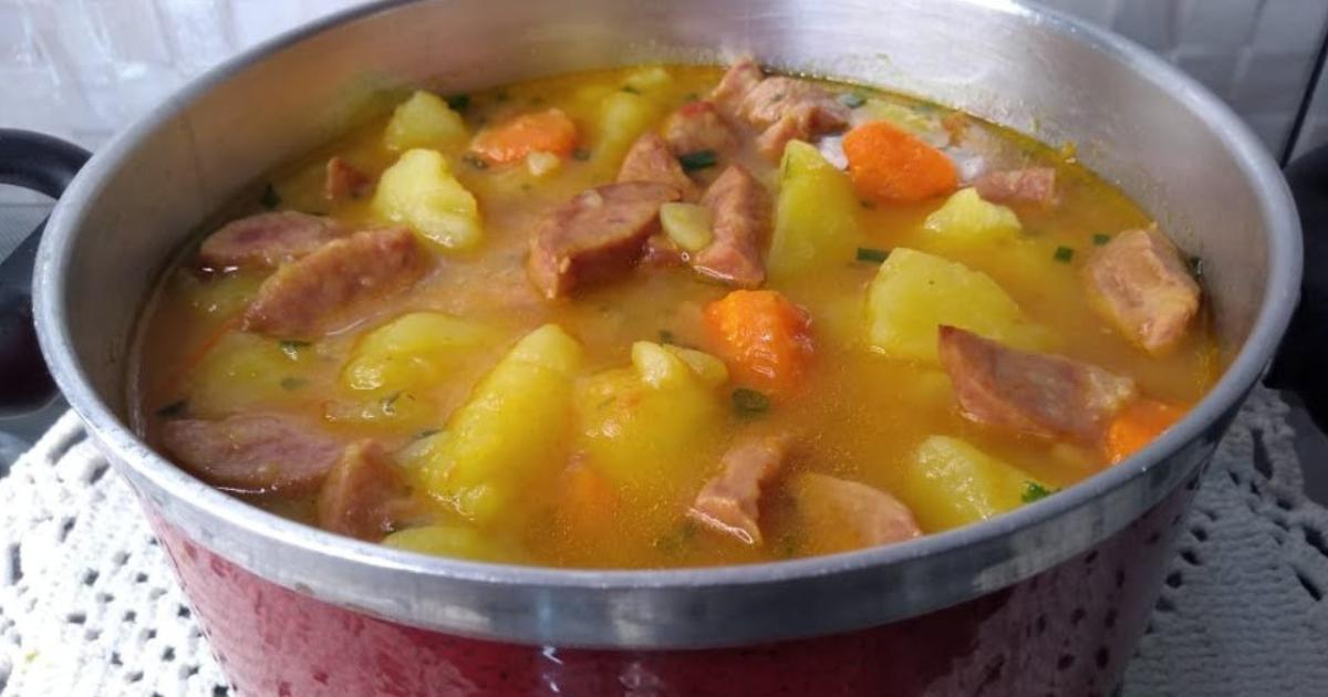 Experimente esta prática e deliciosa sopa de batata com calabresa, perfeita para aquecer sua refeição....
