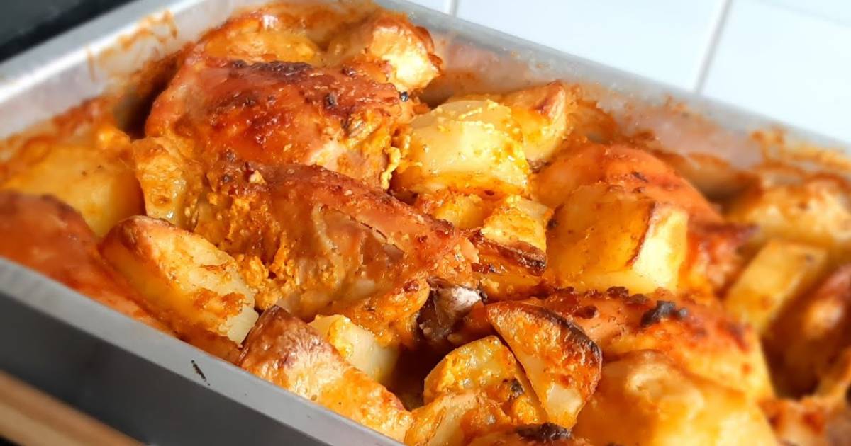 Prepare um delicioso frango assado com batatas, suculento e fácil, no forno. Confira o passo...