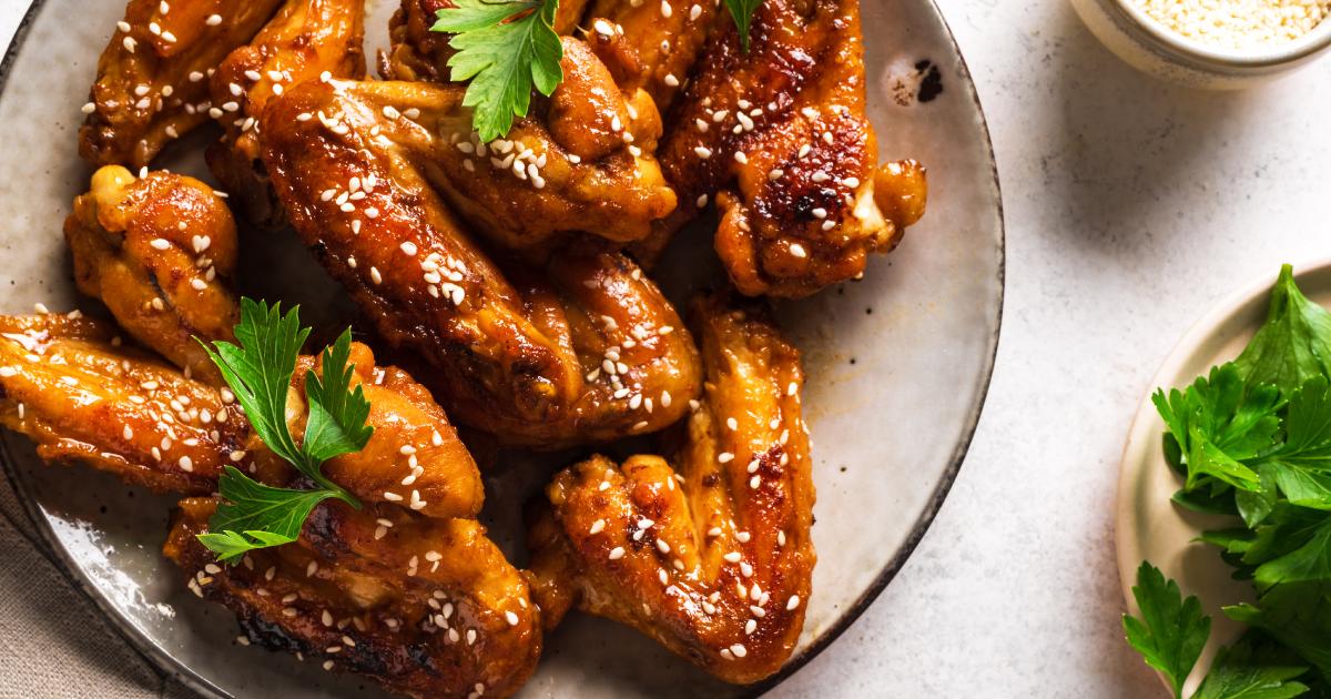 Aprenda a preparar asinhas de frango com mel em uma receita fácil e deliciosa....