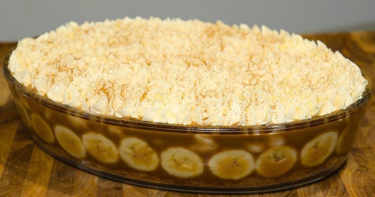 Banoffee na travessa: camadas de doce de leite, banana, biscoito crocante e nata. Sobremesa irresistível!...