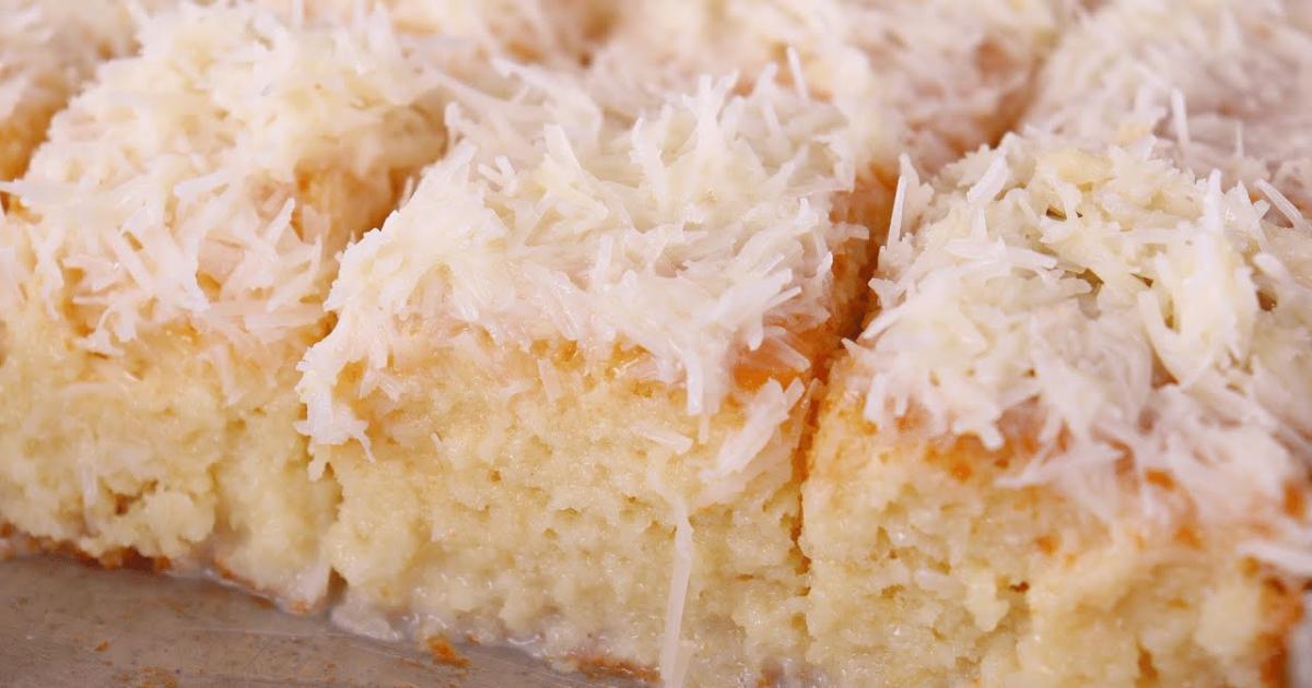 Bolo gelado de coco molhadinho, com calda cremosa e textura macia, perfeito para qualquer ocasião!...