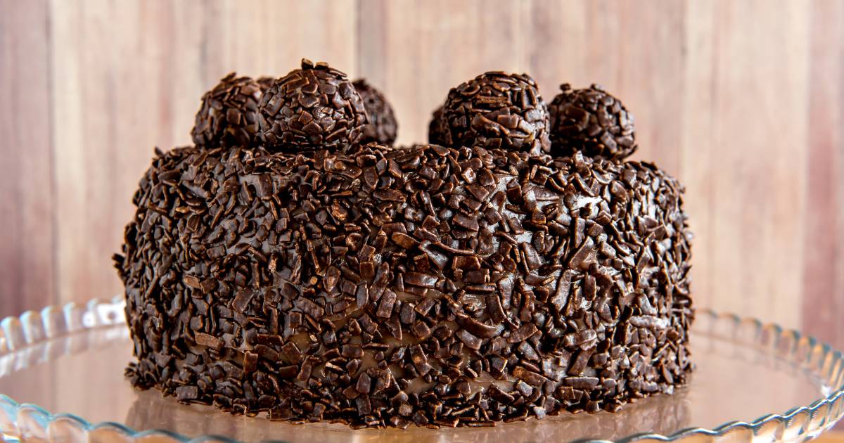 Faça esse Bolo Molhadinho de Brigadeiro Cremoso hoje mesmo e garanta sorrisos de todos à...