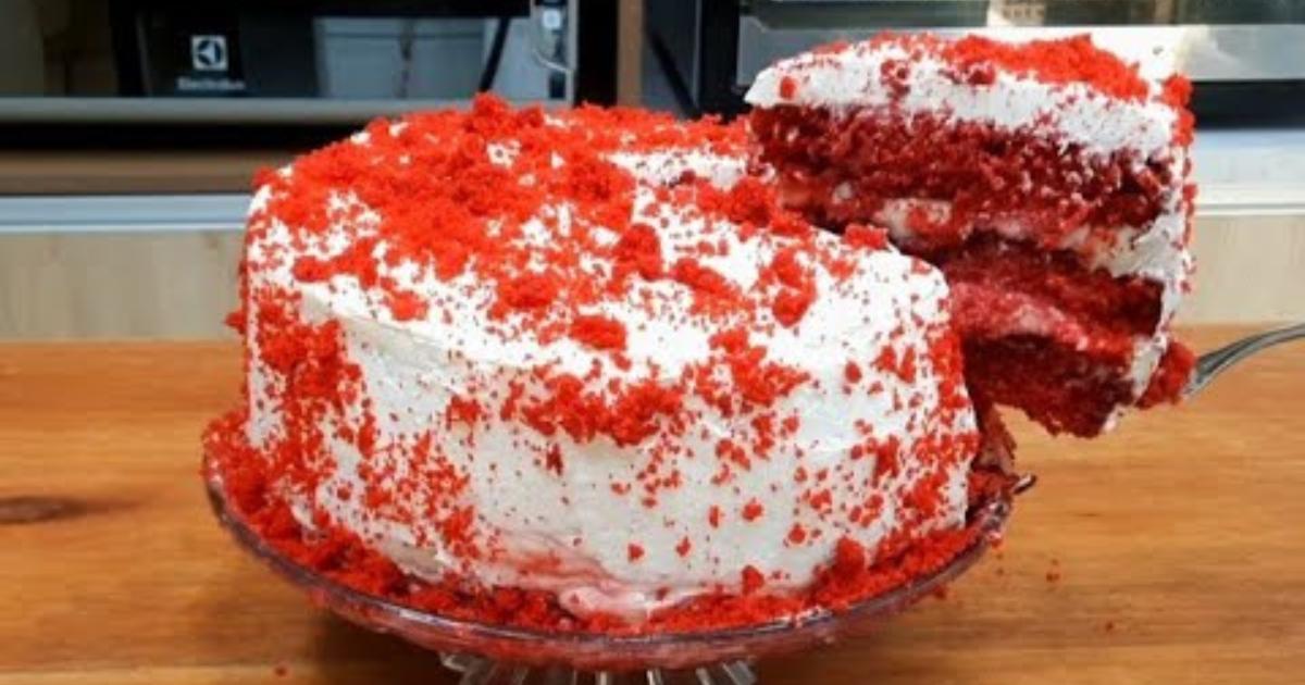 Bolo Red Velvet macio com recheio cremoso e decoração natalina. Perfeito para comemorar!...