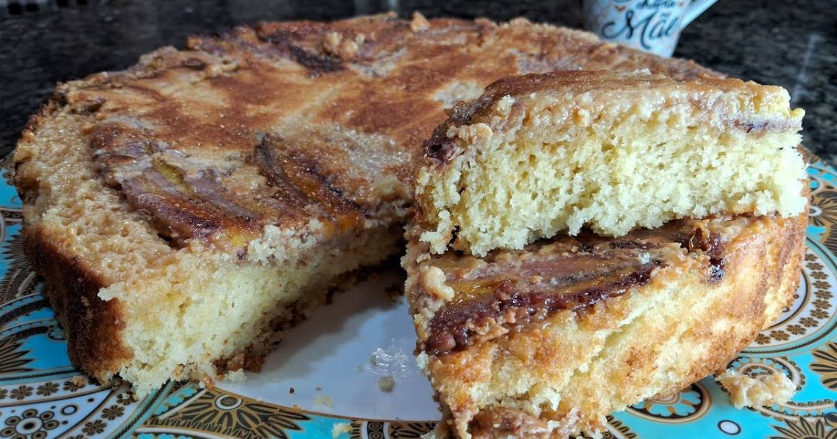 Prepare um Bolo de Banana Frita Cremoso irresistível! Uma receita fácil com leite condensado e...