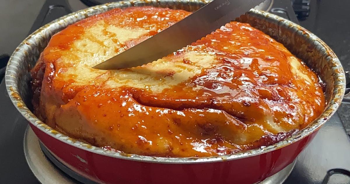 Bolo de banana fácil na frigideira, fofinho, caramelizado e pronto em 30 minutos....