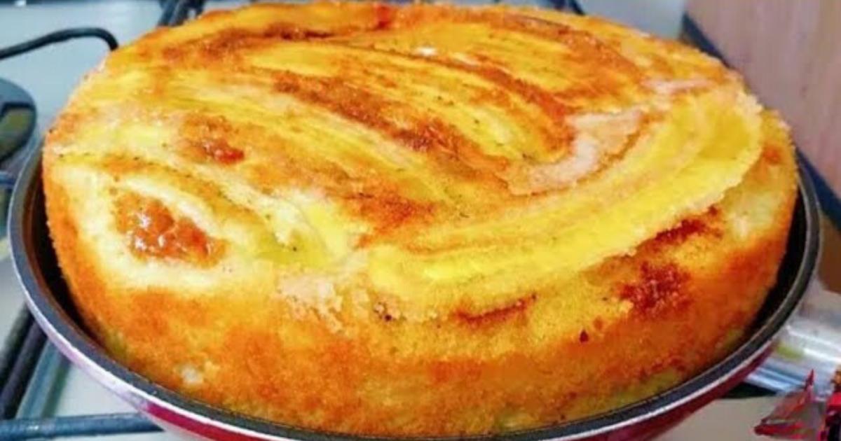 Bolo de banana fofinho na frigideira, rápido, fácil e perfeito para qualquer momento do dia....