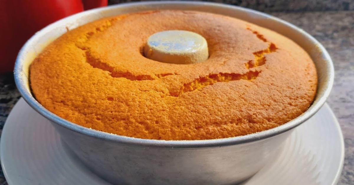 Bolo de cenoura com fubá fofinho, delicioso, fácil de fazer e perfeito com café quente!...