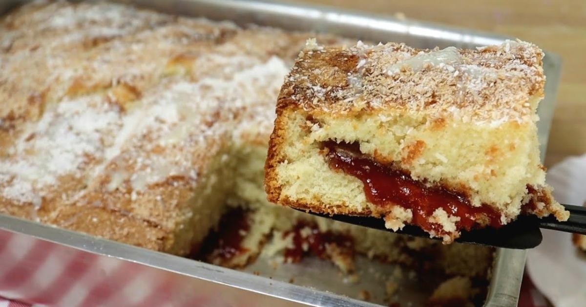 Bolo de goiabada com coco, fofinho e fácil, feito no liquidificador, perfeito para lanches!...