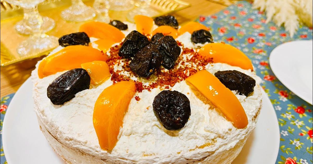 Bolo de liquidificador fofo com recheio de chantilly e pêssego, simples, delicioso e prático....
