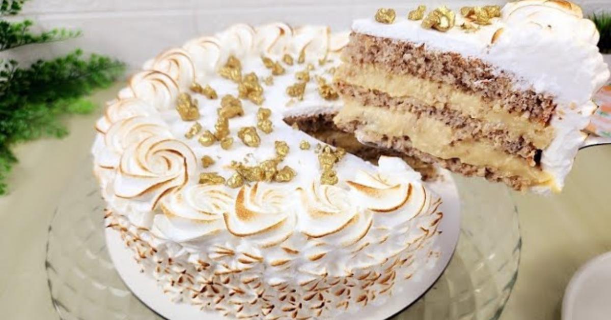 Bolo de nozes fofinho com recheio baba de moça e cobertura de merengue suíço delicioso....