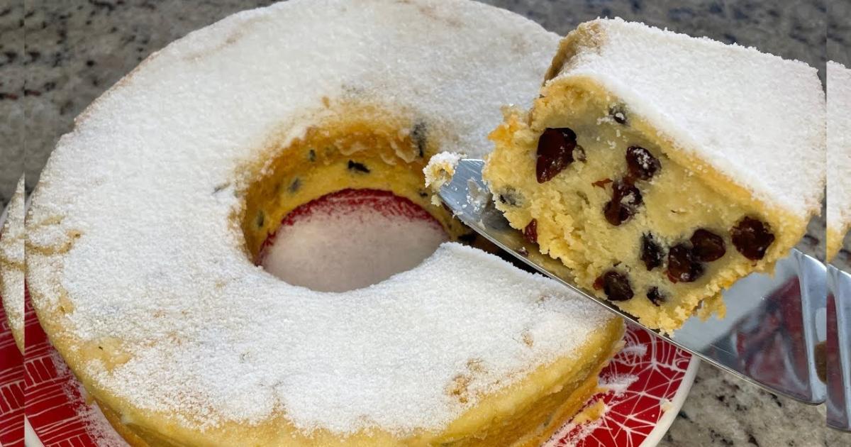 Bolo de passas com creme de leite, úmido, fofinho e perfeito para cafés ou lanches....