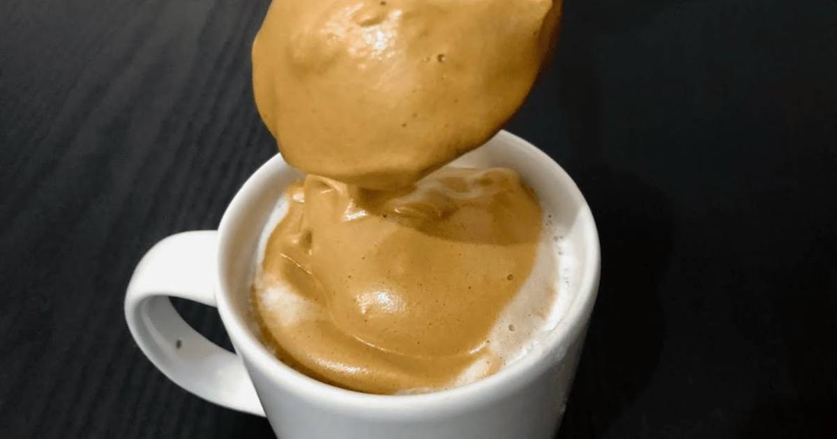 Aprenda a fazer um café cremoso delicioso, digno de cafeteria, com poucos ingredientes e sem...