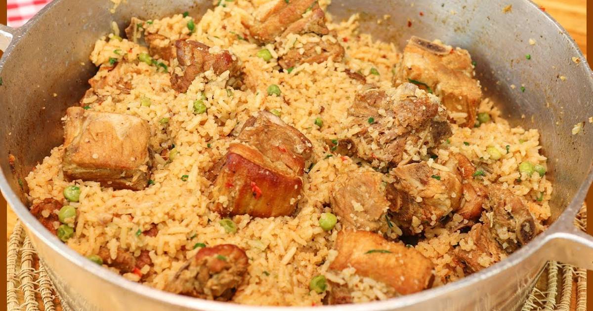 Prepare uma costelinha de porco frita com arroz e tomate cereja, uma refeição completa, saborosa...