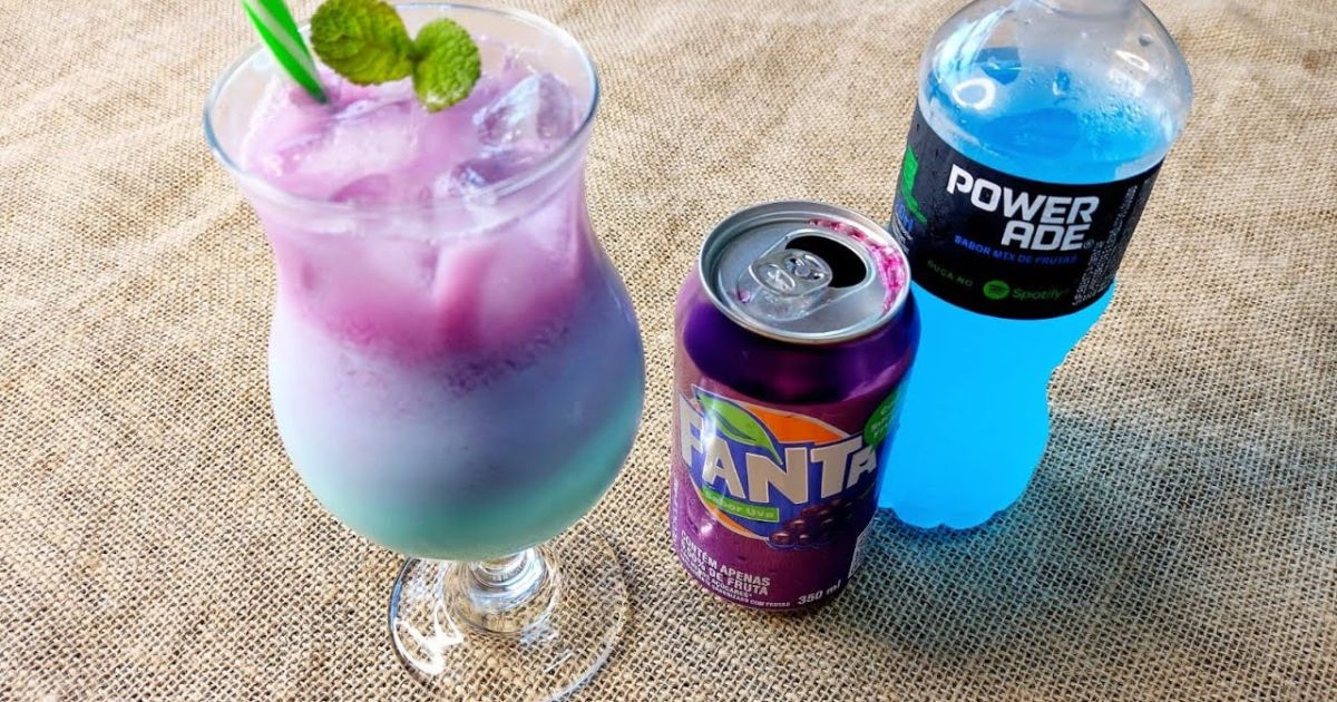 Prepare um drink sem álcool com leite condensado, Powerade azul, Fanta Uva, gelo e hortelã....