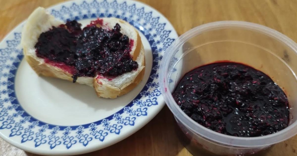 Aprenda como fazer uma geleia de framboesa fácil e rápida com apenas 3 ingredientes....