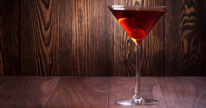Drinks: Curte um drink amargo? Aprenda como fazer o clássico Manhattan