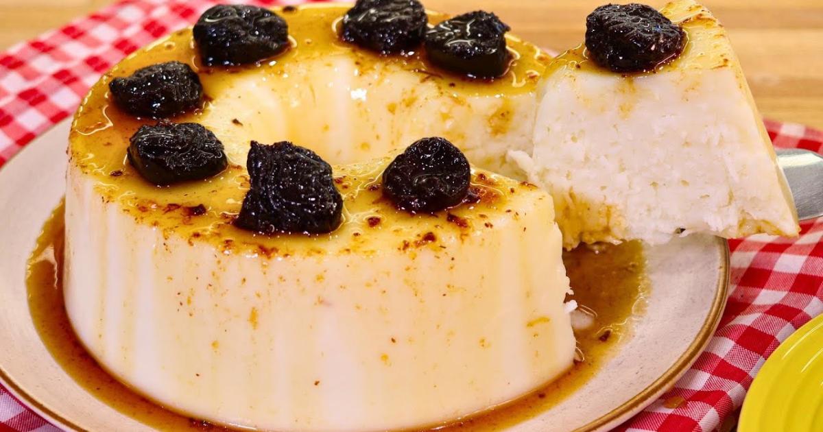 Manjar de coco clássico com calda de ameixa, sem leite condensado, simples e delicioso....