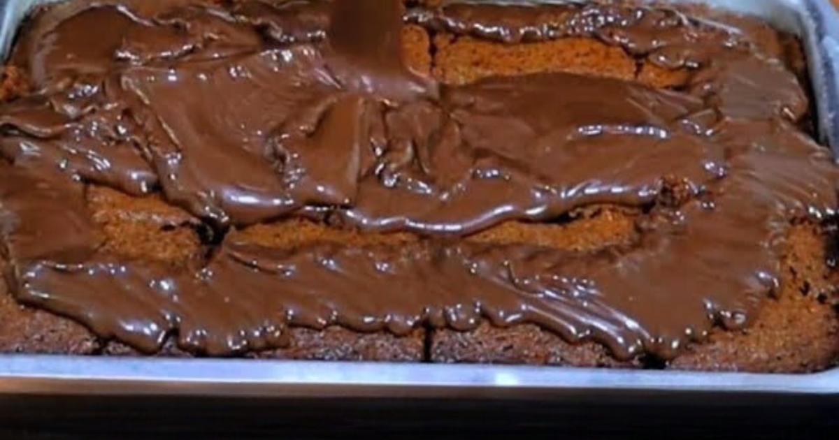 Bolo de chocolate com Nescau, fofinho, prático e cobertura cremosa irresistível. Perfeito para qualquer ocasião!...