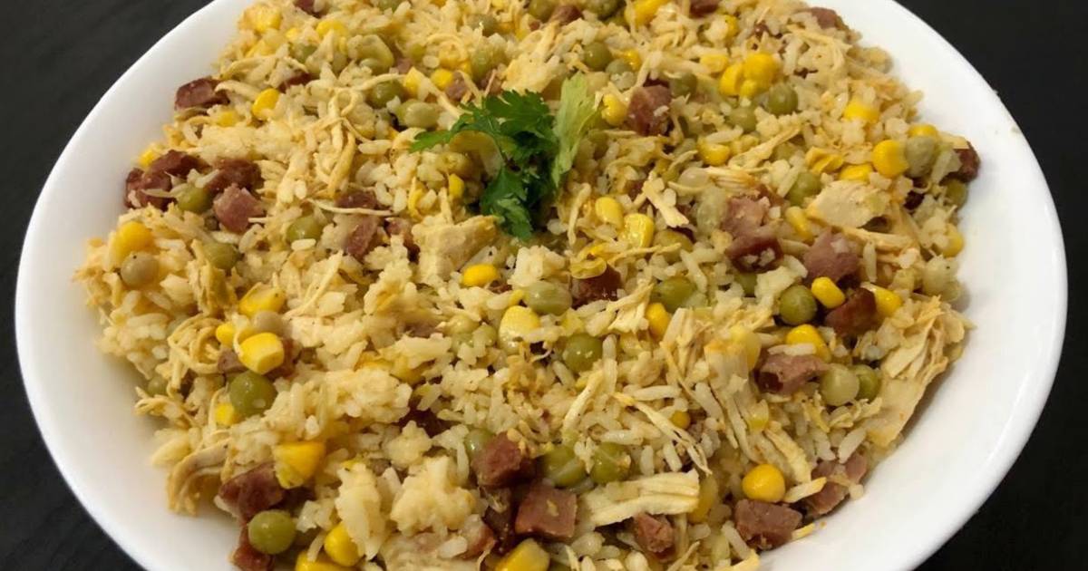 Aprenda a fazer um arroz temperado soltinho e delicioso, com frango, calabresa e ingredientes que...