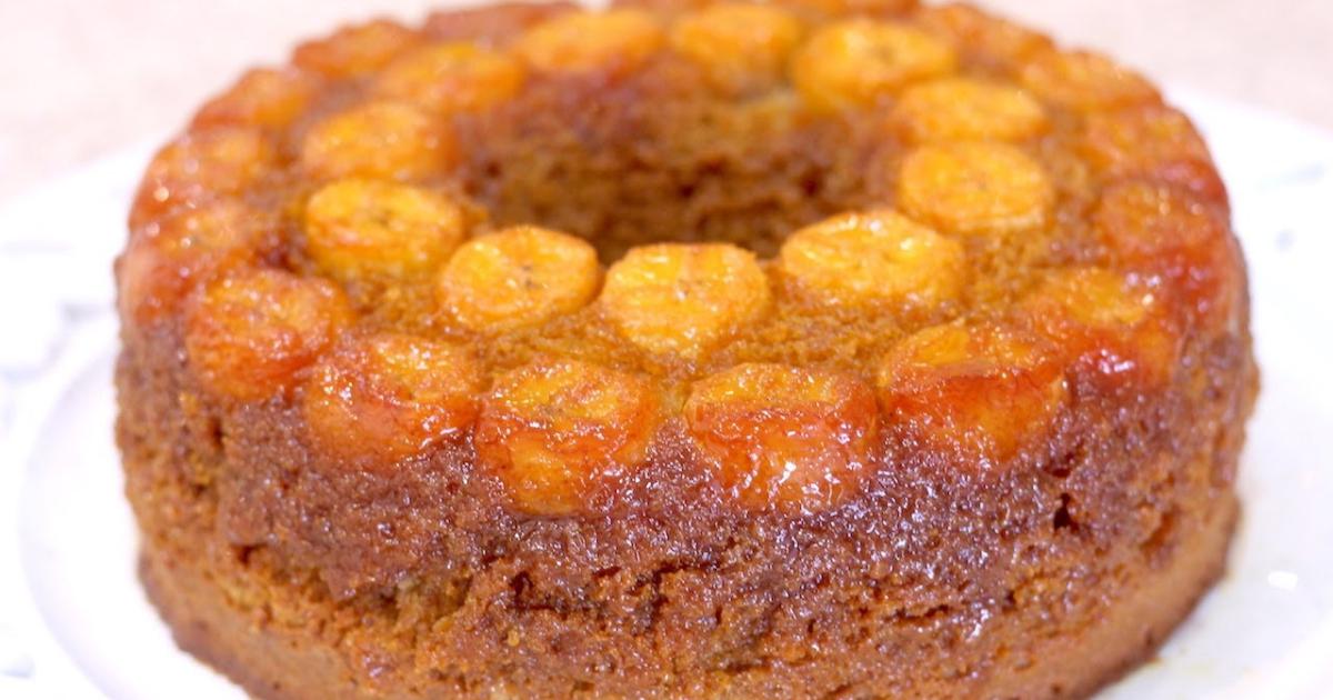 Bolo de banana fofinho com calda caramelizada, fácil de fazer e irresistivelmente delicioso!...
