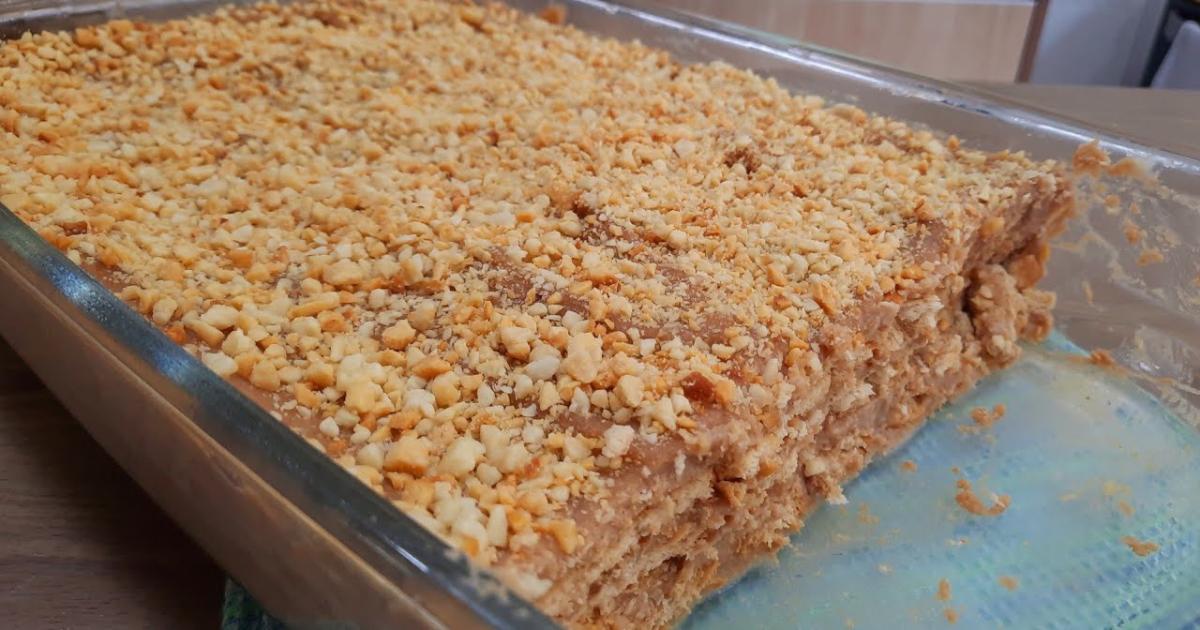 Pavê de amendoim cremoso, com camadas de biscoito e amendoim triturado, perfeito para festas!...