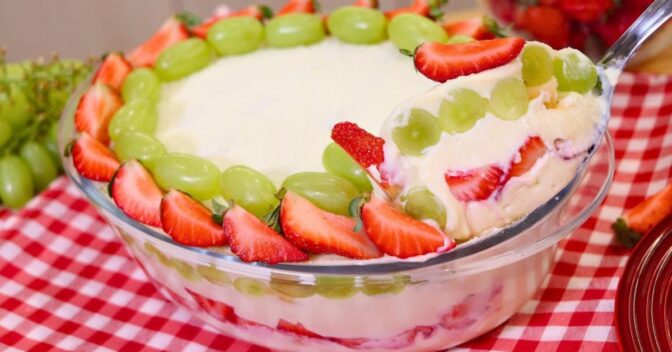 Sobremesas: Pavê de Morango e Uva Cremoso