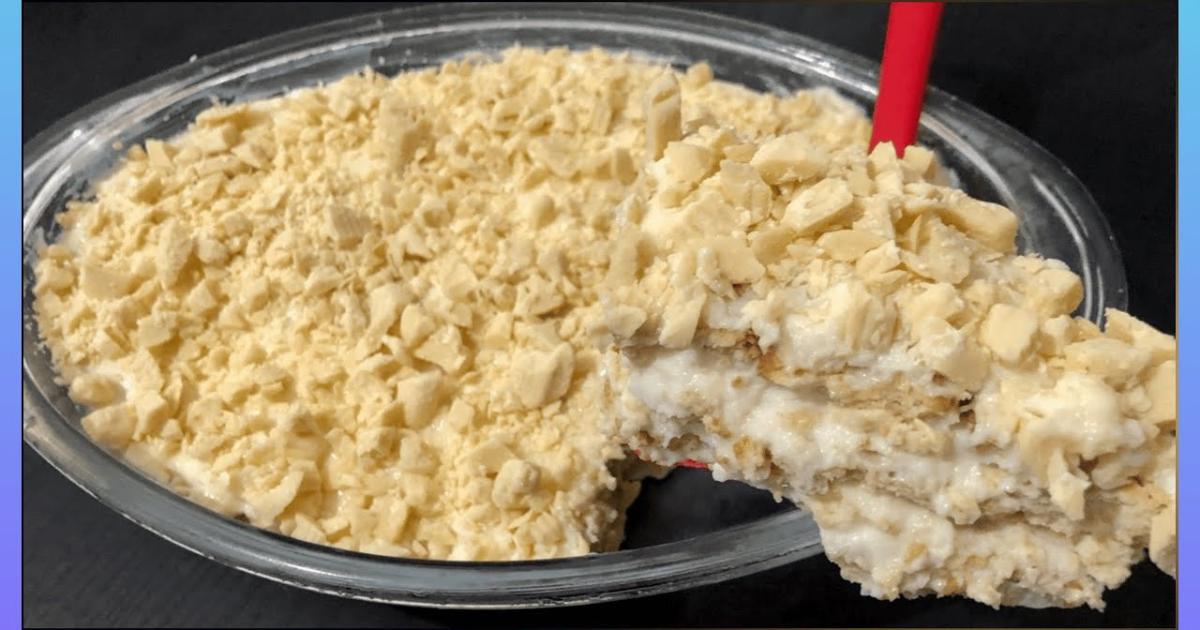 Sobremesa cremosa com camadas de creme, biscoito maisena e chocolate branco, perfeita para o Natal!...