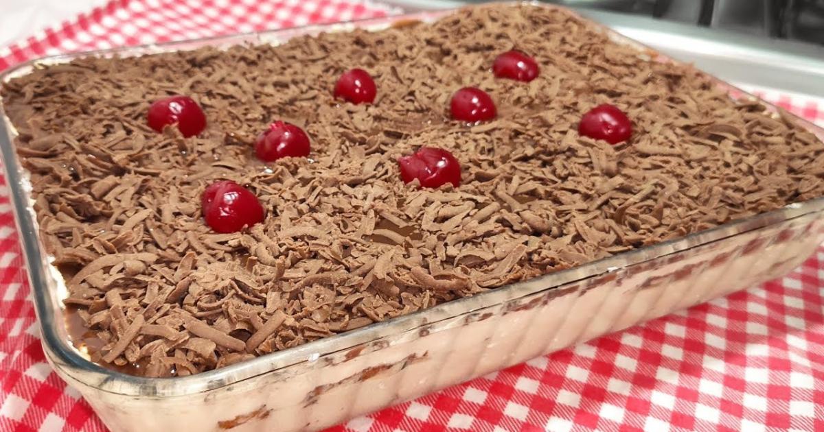 Pavê de panetone: camadas de creme, chocotone, ganache e decoração deliciosa, perfeito para o Natal!...