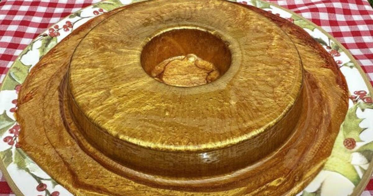 Transforme pão amanhecido em um pudim cremoso com calda dourada, perfeito para o Natal....