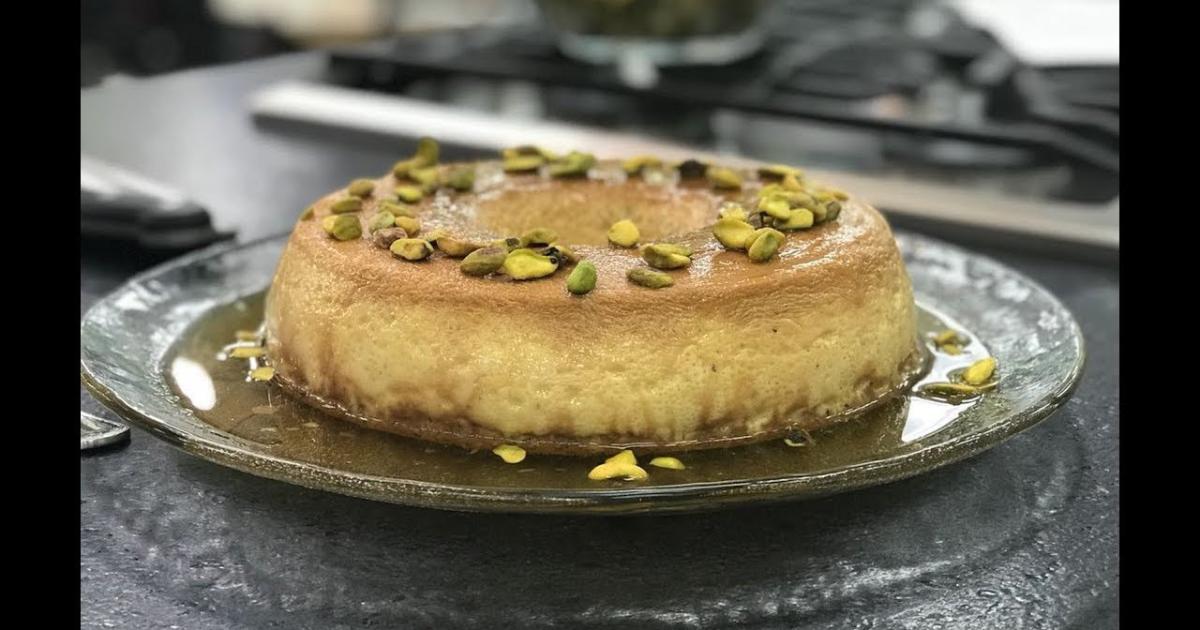 Pudim cremoso de pistache com caramelo e calda de frutas vermelhas, delicioso e sofisticado....