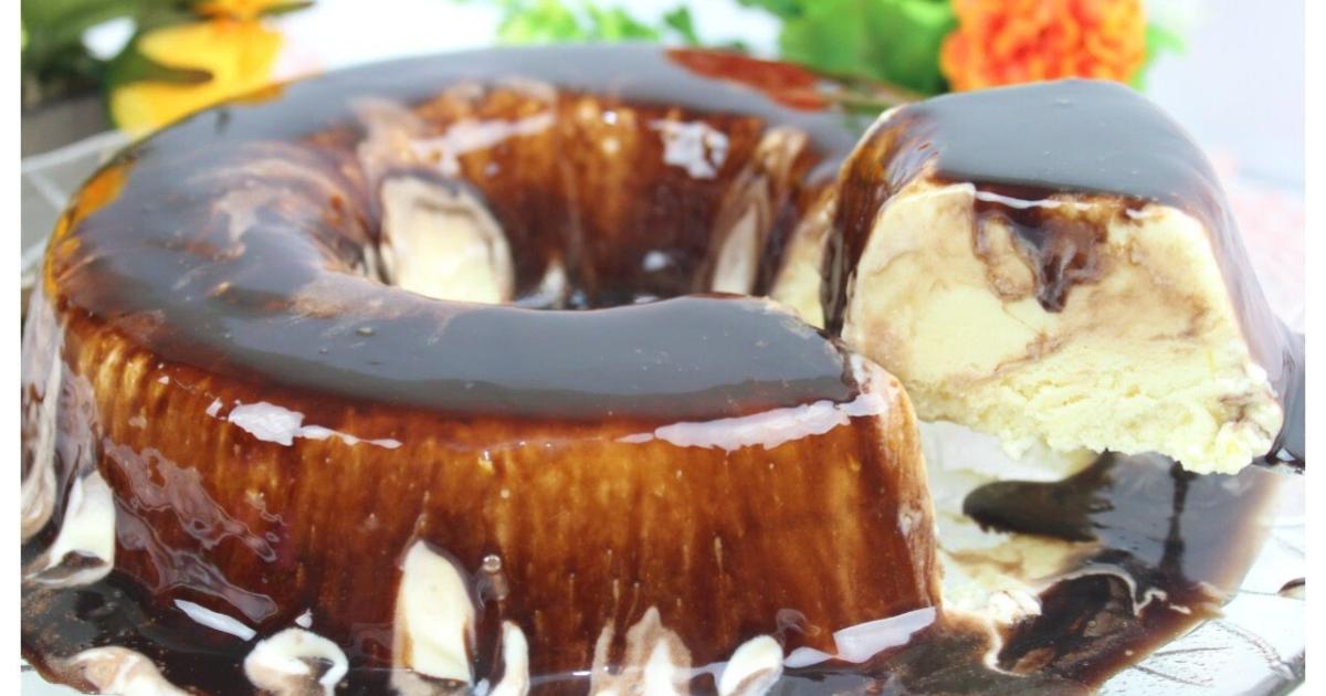 Pudim de sorvete cremoso com calda de chocolate, fácil de fazer e perfeito para o...