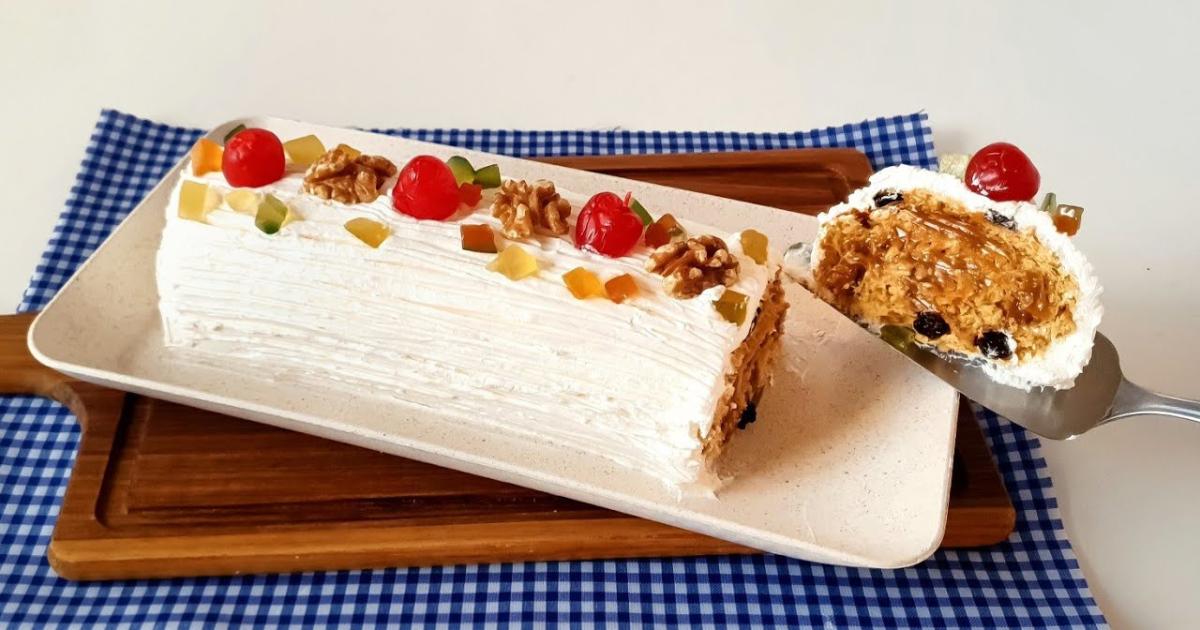 Rocambole de panetone com doce de leite e chantilly, perfeito para uma sobremesa natalina prática....