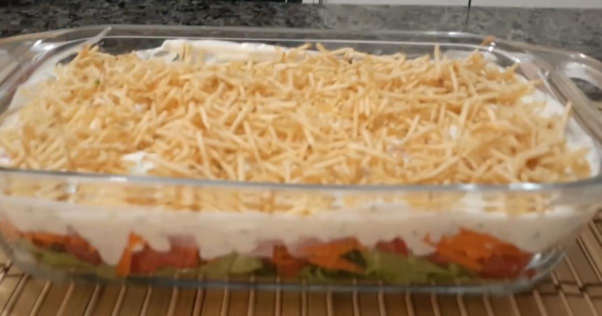 Salada Crocante com Batata Palha – Receita Irresistível para Qualquer Ocasião!