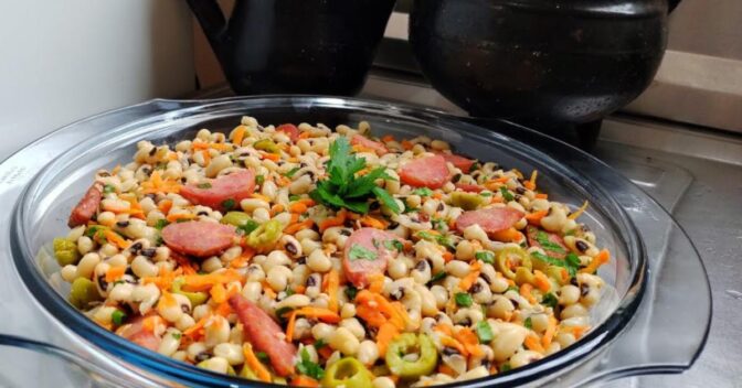 Especiais: Salada de Feijão Fradinho com Calabresa: Receita Simples e Saborosa