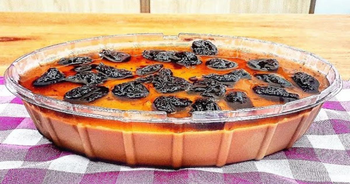 Sobremesa cremosa de doce de leite com ameixas, fácil, deliciosa e perfeita para qualquer ocasião....