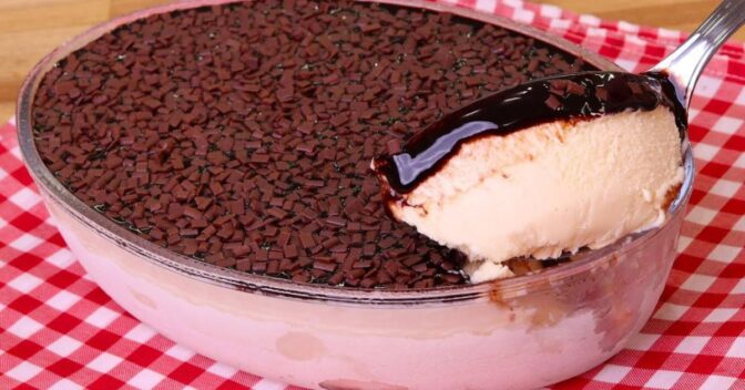 Sobremesas: Sorvete com Calda de Chocolate em Prato