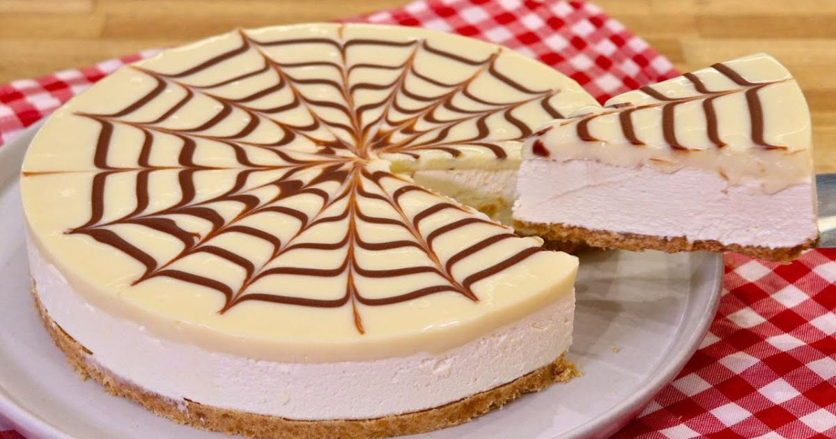 Torta choconinho cremosa, fácil, com leite ninho, chocolate branco e base crocante de biscoito....