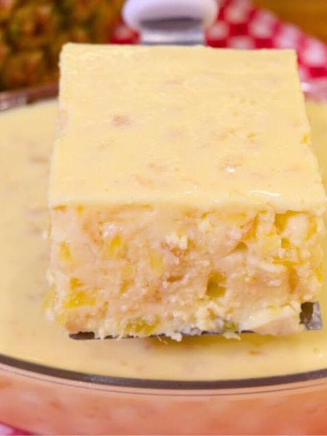 Geladão de abacaxi cremoso com leite de coco, perfeito para festas de fim de ano....