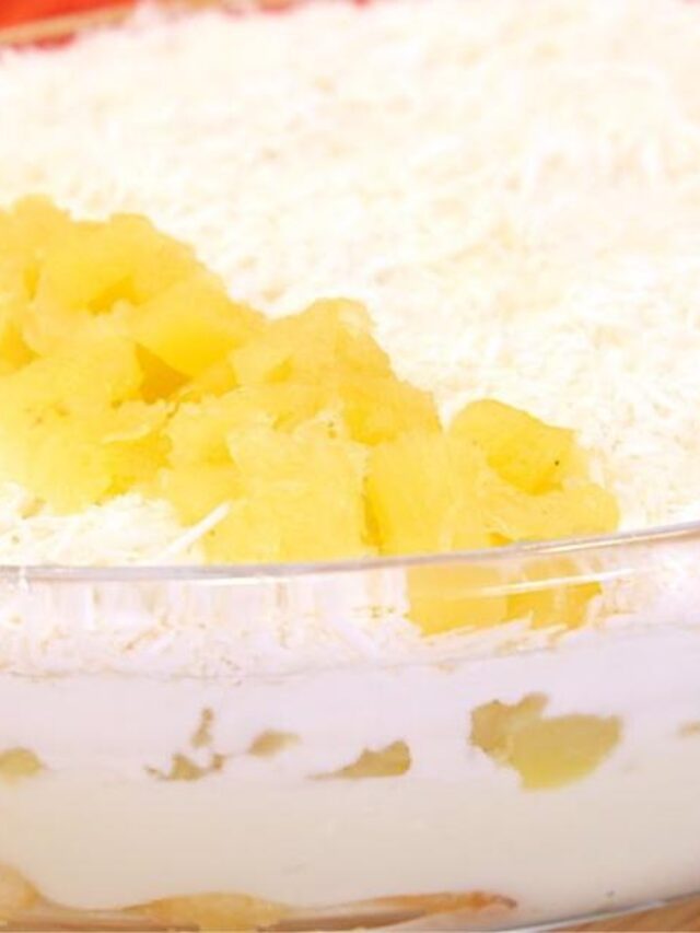 Sobremesa refrescante de abacaxi com coco, cremosa e fácil de preparar, perfeita para qualquer ocasião....