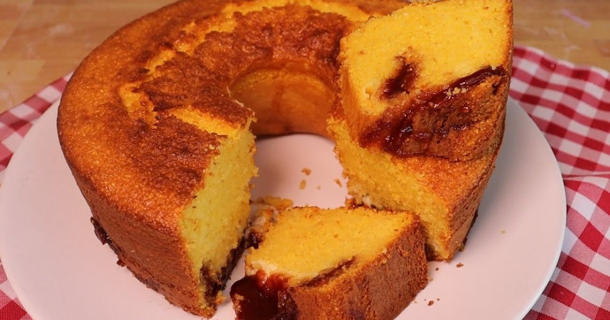 Aprenda a fazer bolo de milho com goiabada e requeijão, uma delícia prática e irresistível....