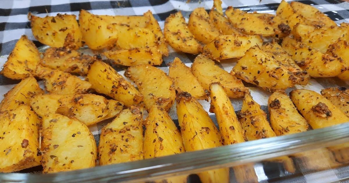Batata rústica temperada, fácil de fazer e perfeita como acompanhamento ou petisco....