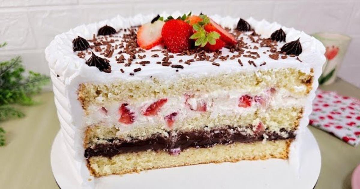 Receita de bolo creme com morangos e brigadeiro, perfeito para festas e vendas....