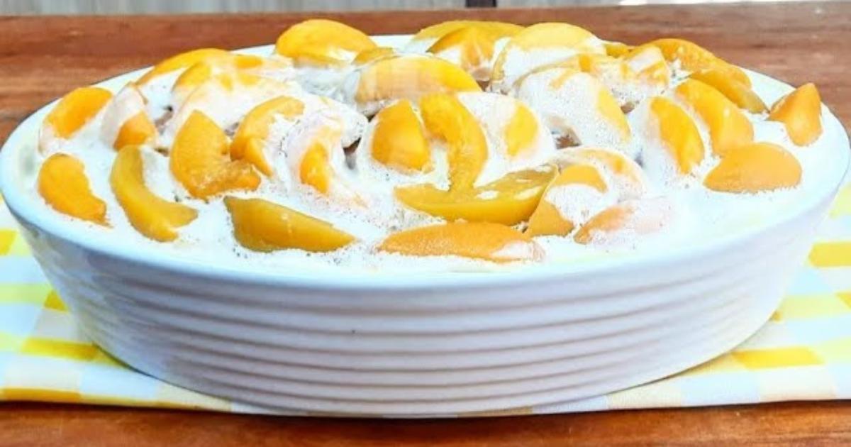 Receita de bolo gelado de pêssego com mousse. Leve, refrescante e fácil de fazer, ideal...