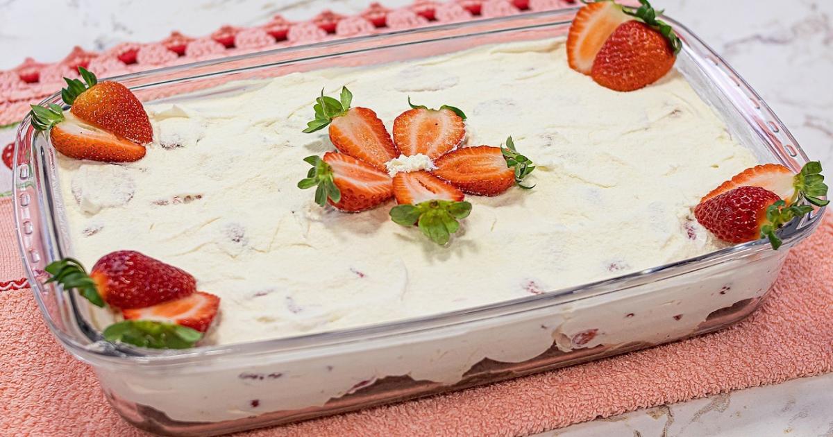Bolo sobremesa gelada com chocolate, creme de leite Ninho e morangos. Fácil, rápido e delicioso!...