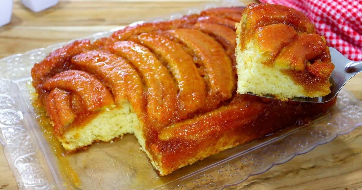Aprenda a fazer um bolo de banana caramelado fofinho, com massa úmida e uma calda...