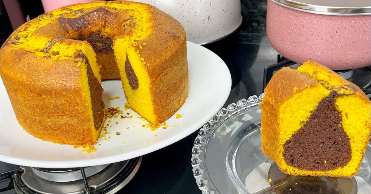 Bolo de cenoura mesclado com chocolate, fofinho, fácil de fazer e perfeito para o café....