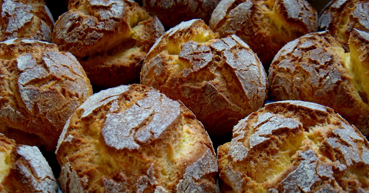 Prepare deliciosas broinhas de fubá de canjica recheadas com cream cheese e bacon, uma quitanda...